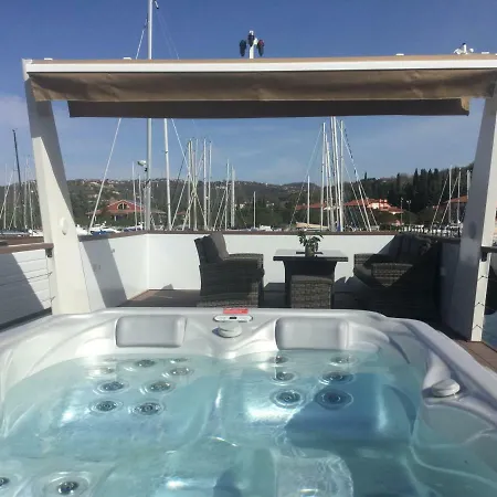 Apartman Floating Sea House Shark 2 *